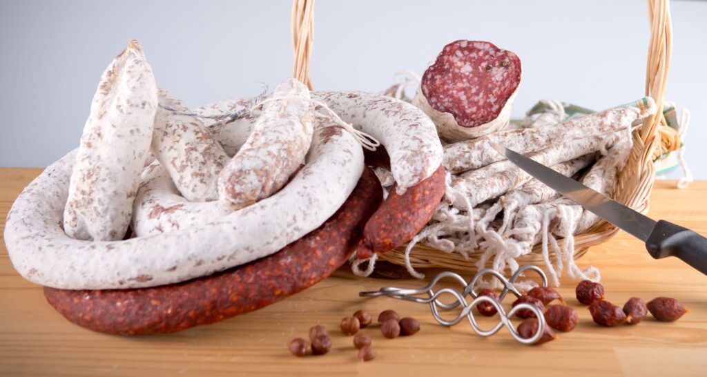 Préparation de la charcuterie maison dans le laboratoire d'Au Fin Gourmet à Laillé